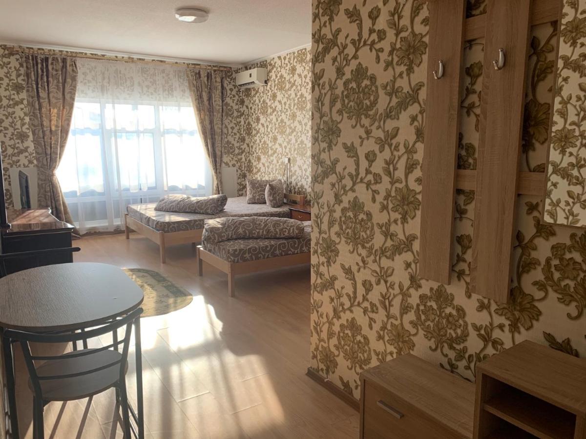 Hotel 4 Seasons Boryspilʼ Esterno foto