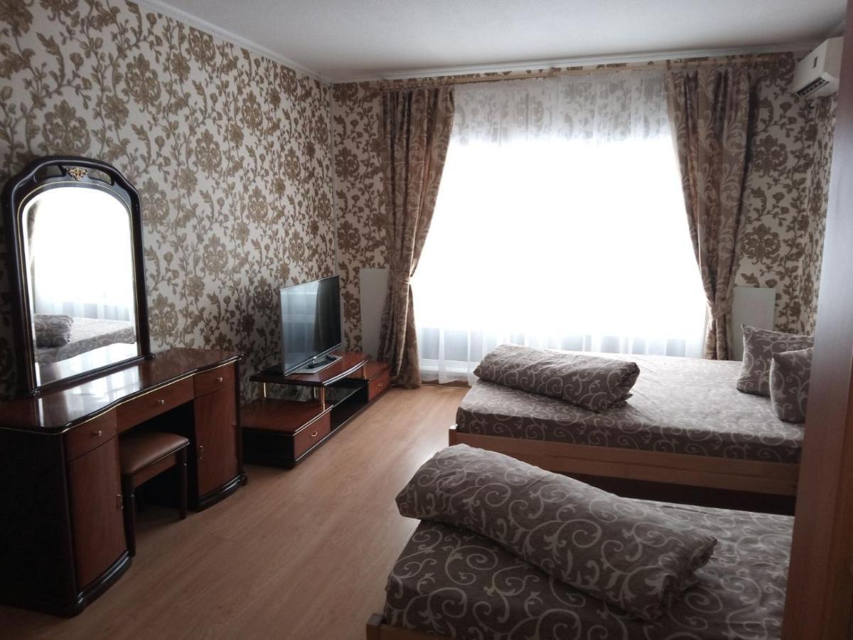 Hotel 4 Seasons Boryspilʼ Esterno foto