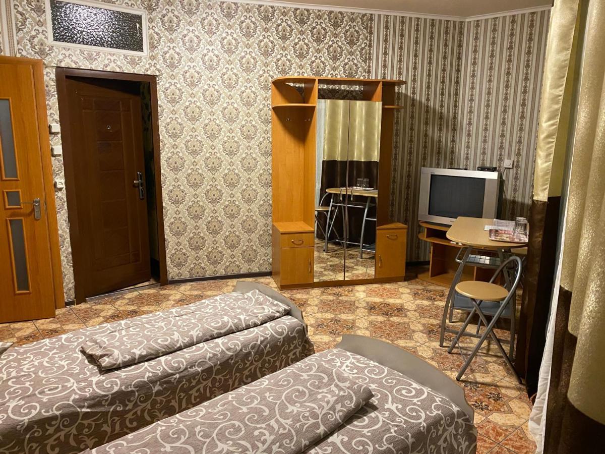 Hotel 4 Seasons Boryspilʼ Esterno foto