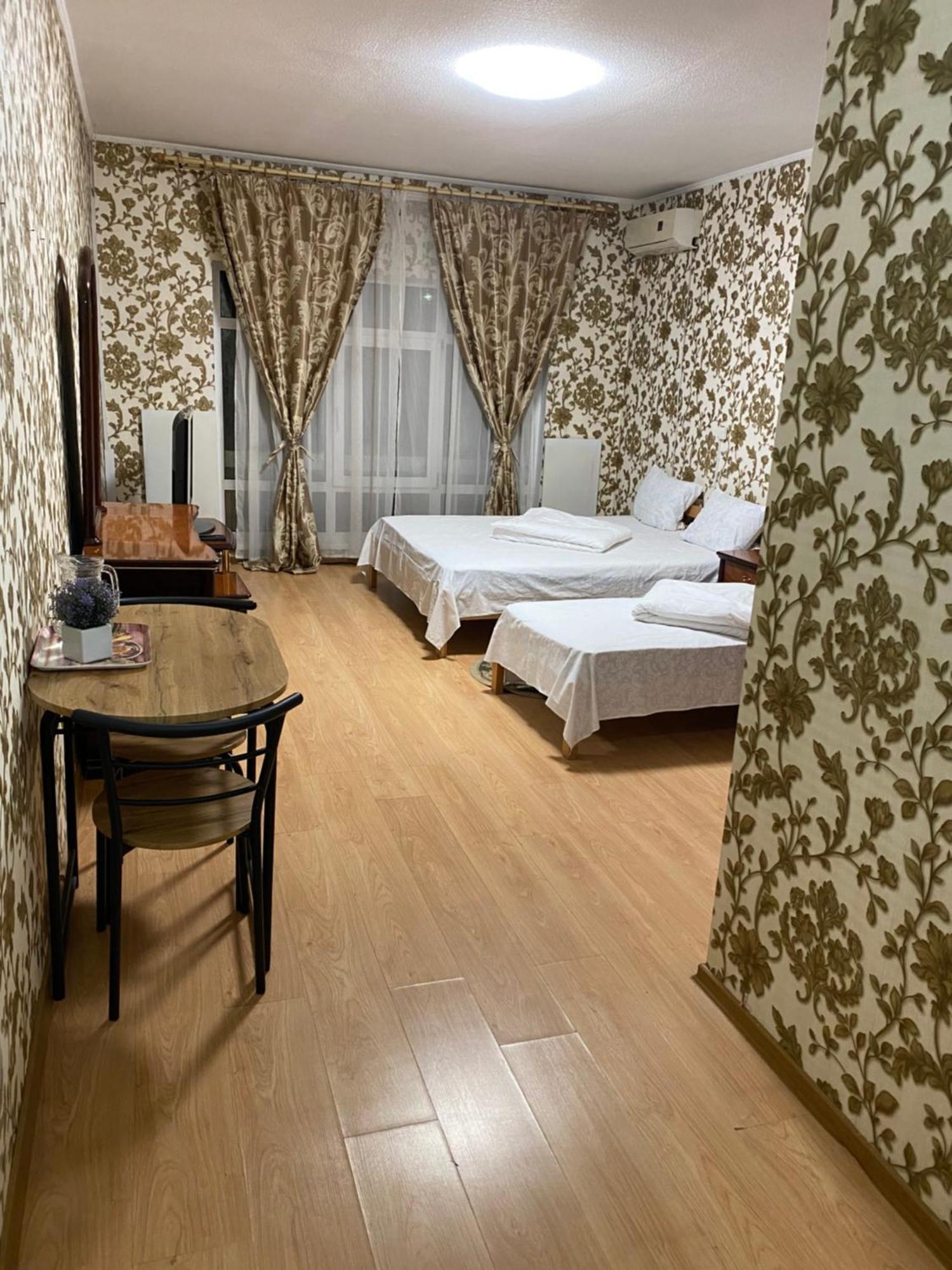 Hotel 4 Seasons Boryspilʼ Esterno foto