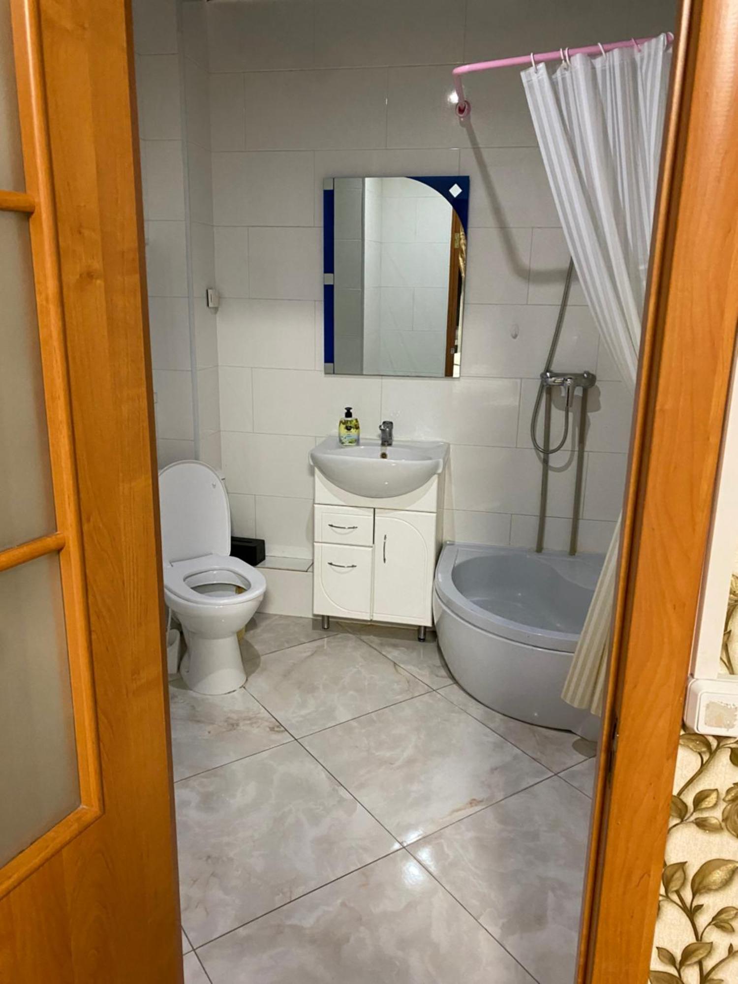 Hotel 4 Seasons Boryspilʼ Esterno foto