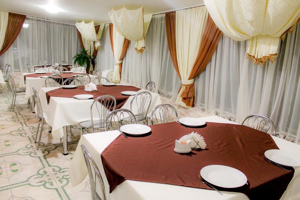 Hotel 4 Seasons Boryspilʼ Esterno foto